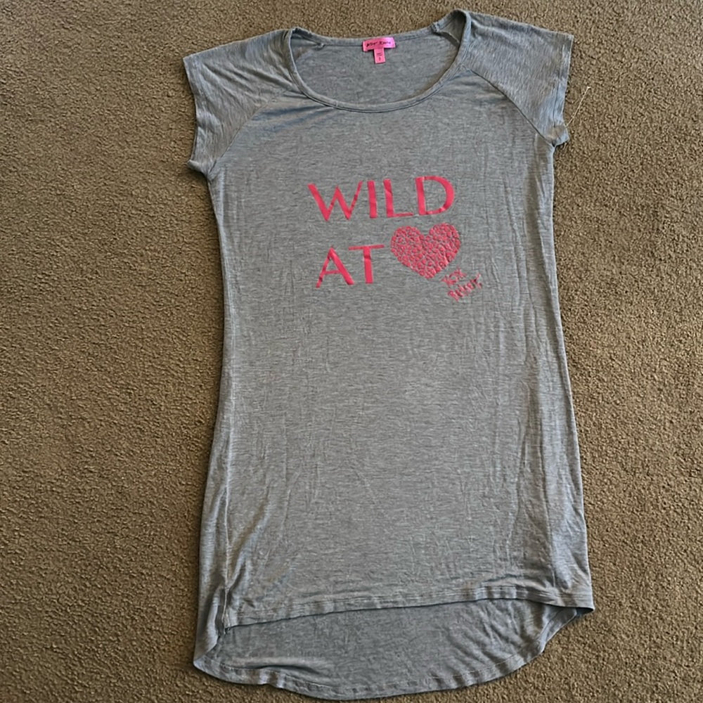 Betsy Johnson night shirt